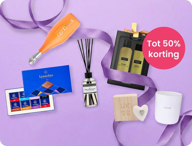 Verschillende cadeaus waaronder drank, een kaar en chocolade